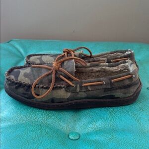 Minnetonka Men's Pile Lined Hardsole Slipper Green camo men’s size 7